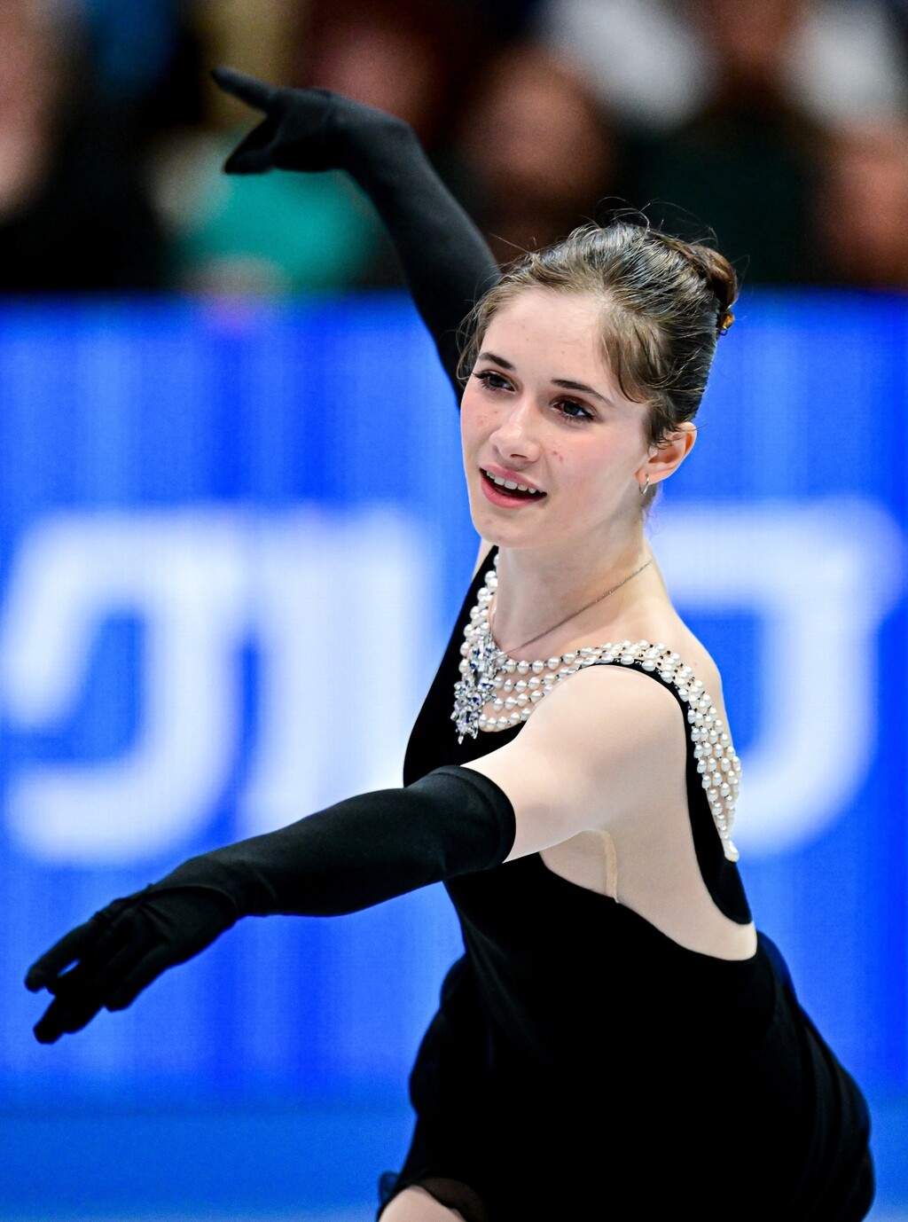 Isabeau Levito kao Audrey Hepburn na ledu