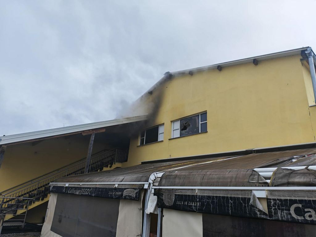 Izbio požar na krovu sale