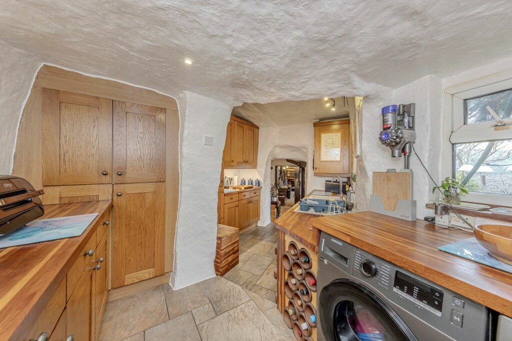 Kuhinja je opremljena modernim kućanskim pomagalima