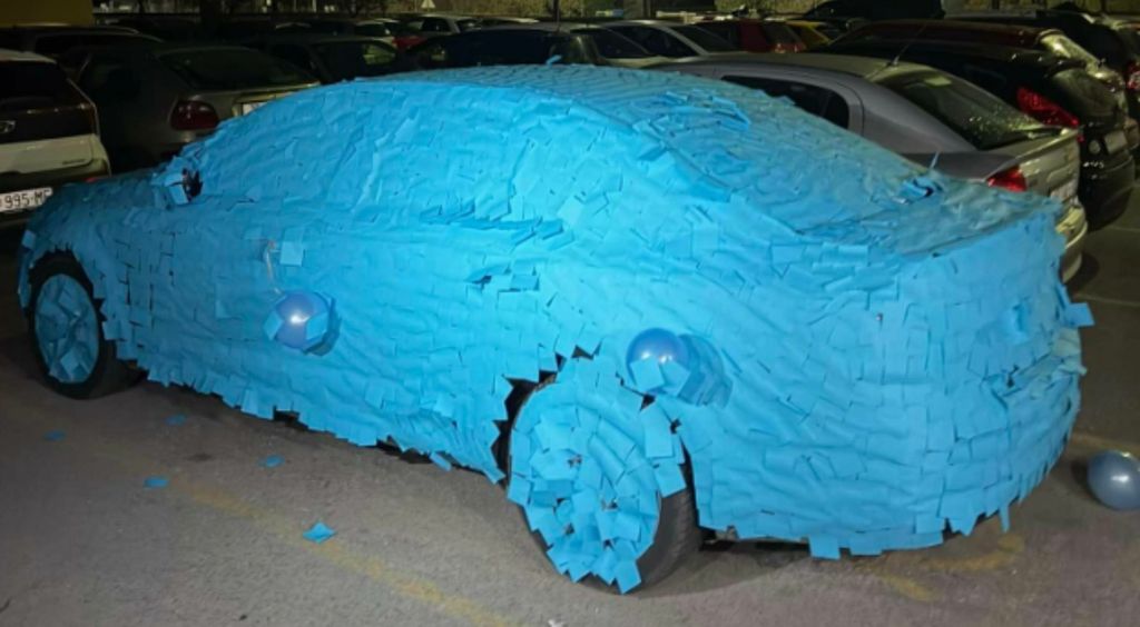 Automobil prepun plavih papirića na parkiralištu u Oroslavlju