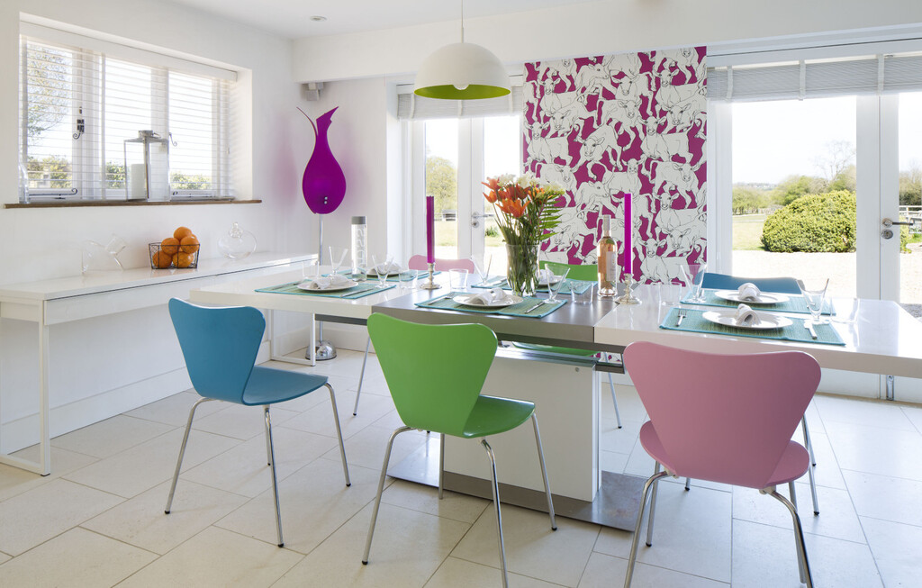 Stolci različite boje u kuhinji i blagovaonici - 9