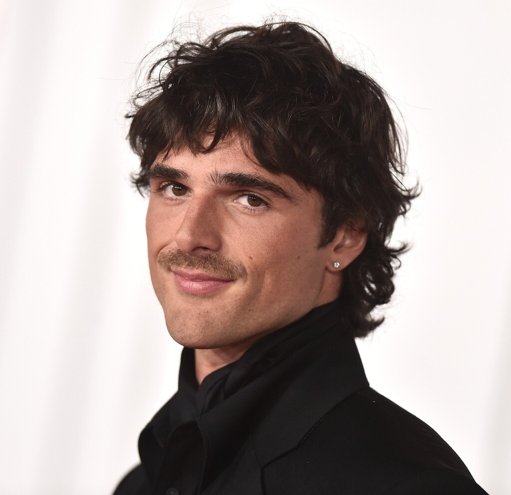 Izražajne crte lica i misteriozna karizma daju mu gotovo literarnu pojavnost