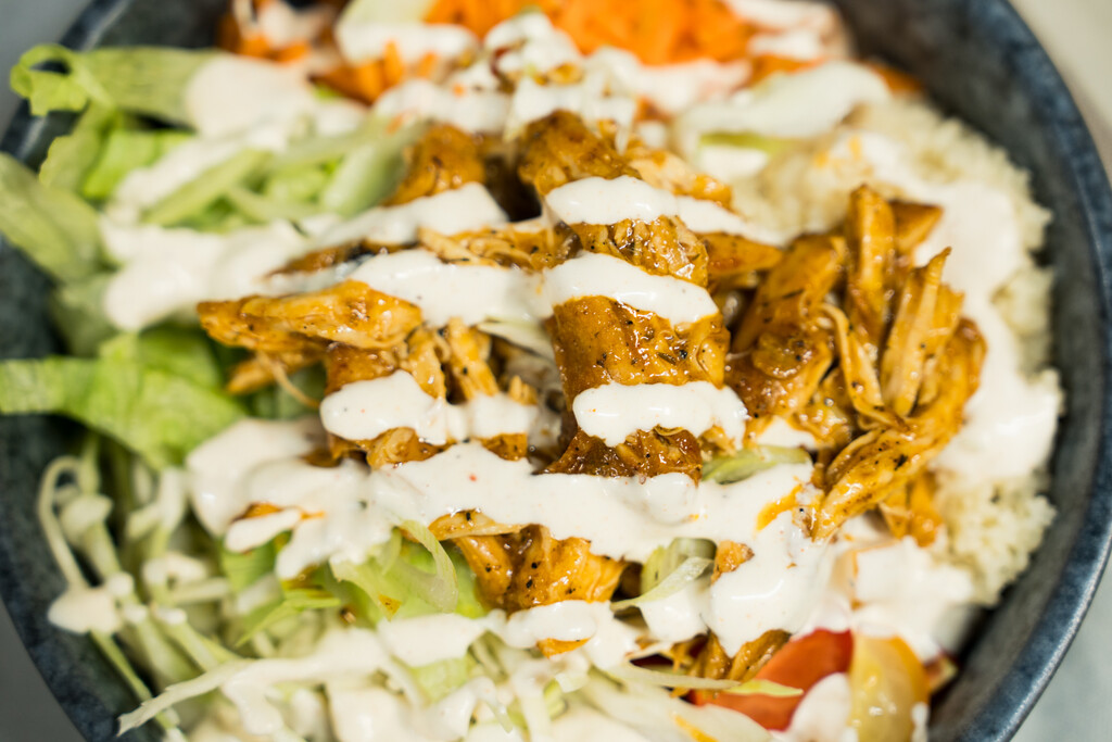 Dimljena trgana piletina u zdjeli sa šarenim povrćem