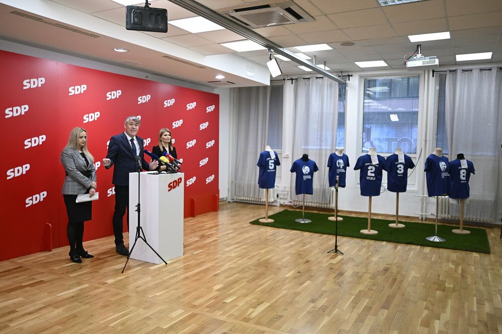 Performans s dresovima na konferenciji SDP-a povodom imenovanja novog ministra rada, mirovinskog sustava, obitelji i socijalne politike Alena Ružića - 12