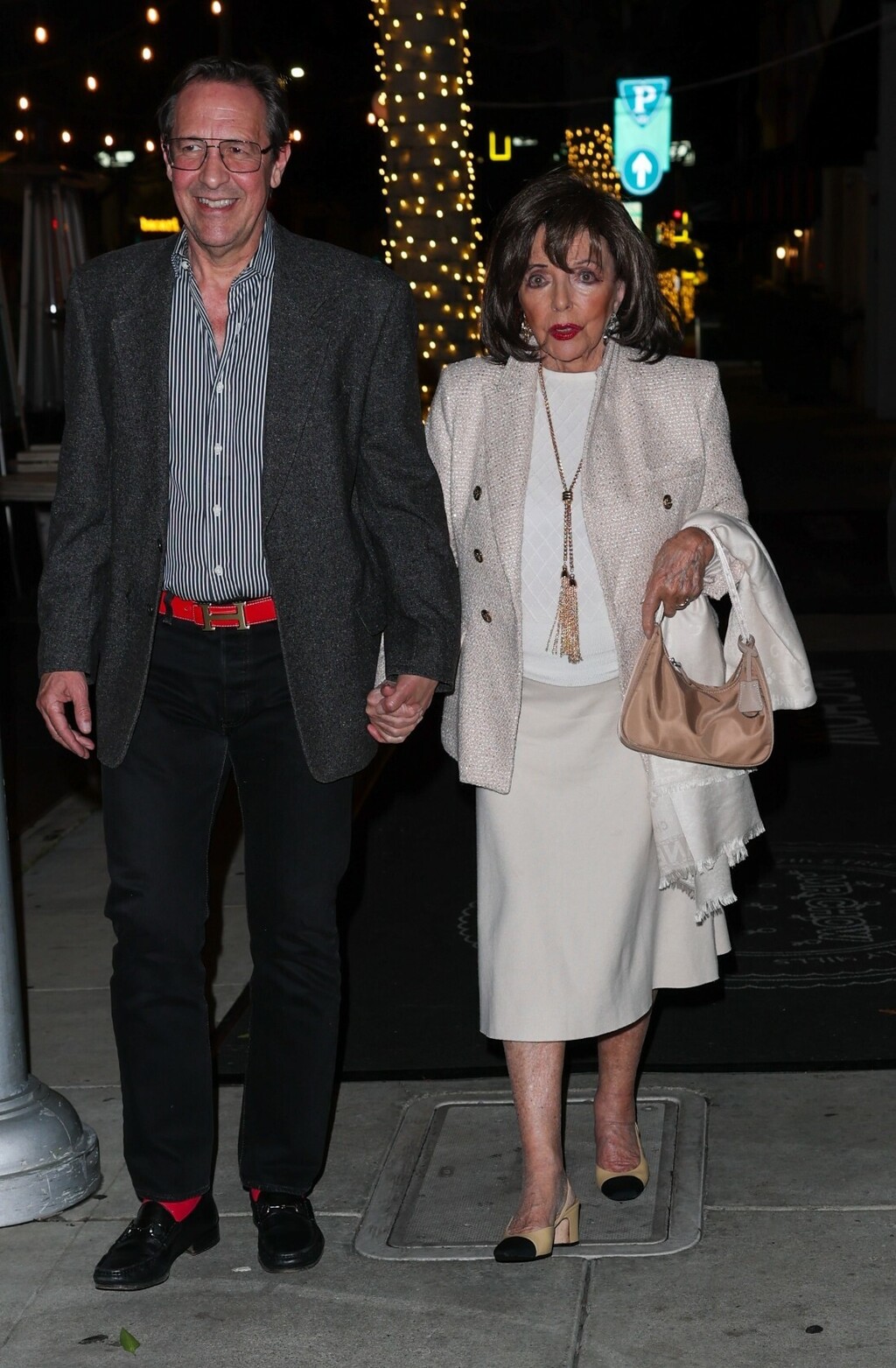 Dama Joan Collins u legendarnim Chanelovim slingback sandalama - 2