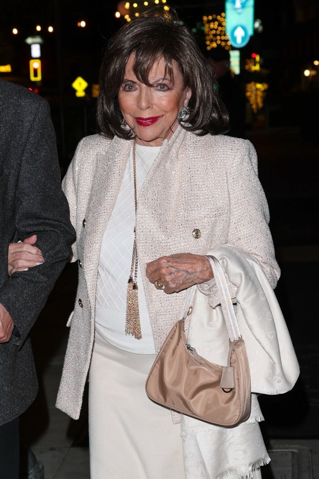 Dama Joan Collins u legendarnim Chanelovim slingback sandalama - 4