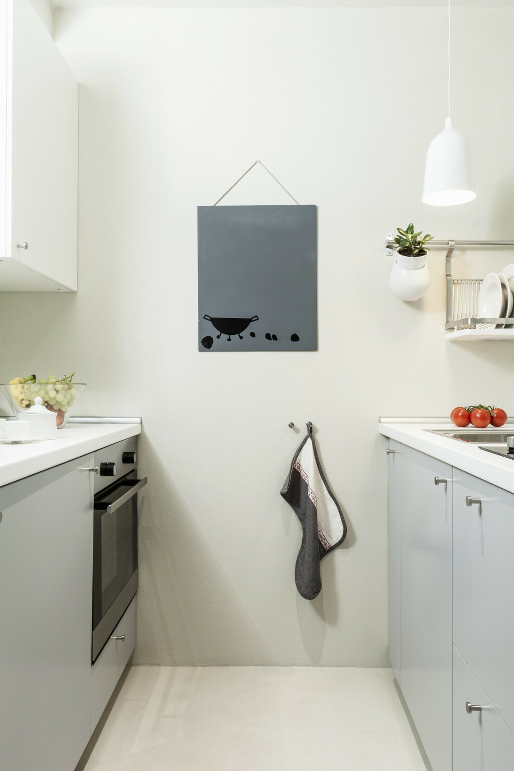 Jednostavno uređen stan s malom kuhinjom - 4