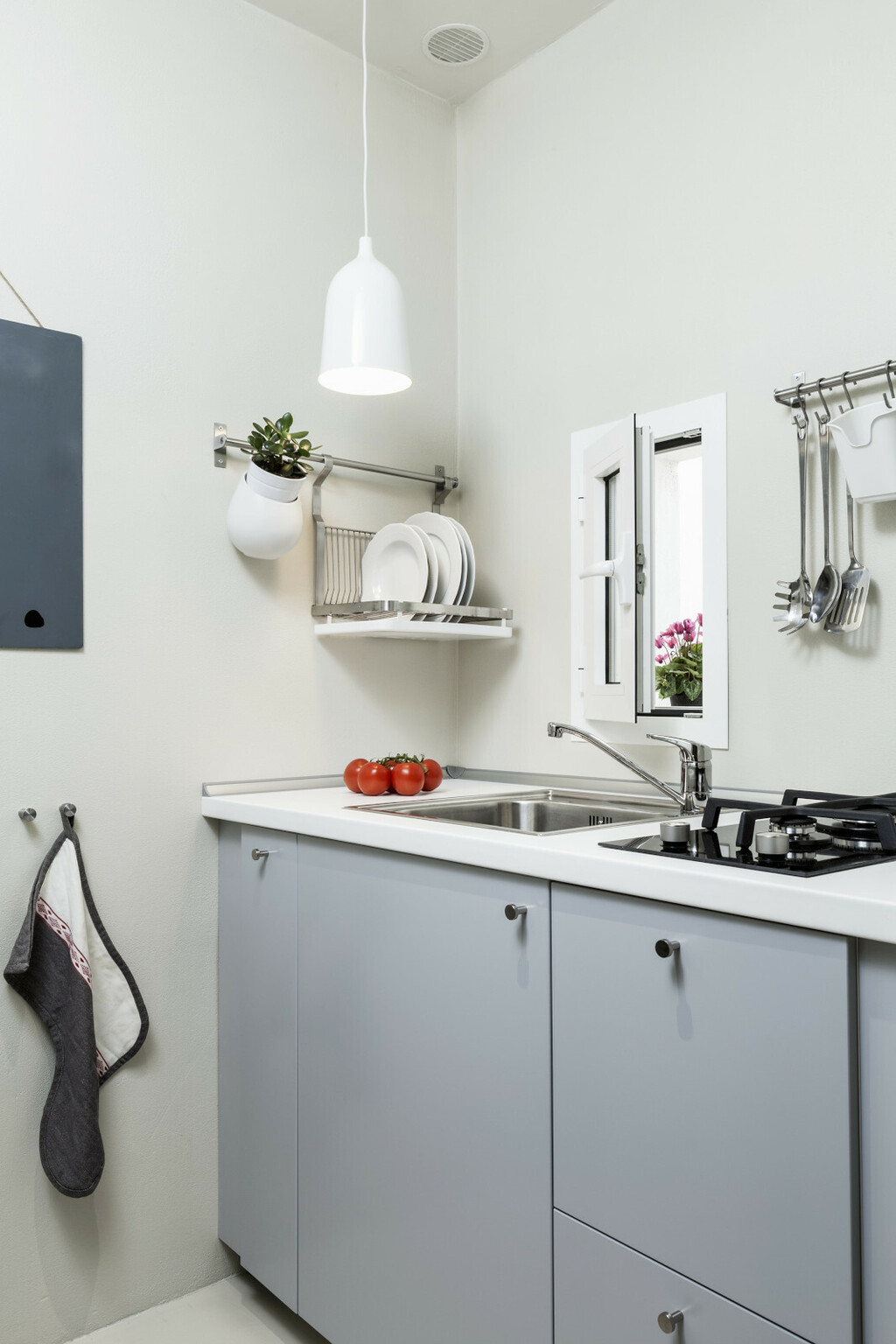 Jednostavno uređen stan s malom kuhinjom - 6