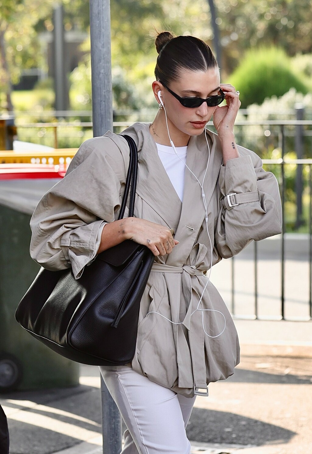 Hailey Bieber s novom torbom modne kuće Chanel