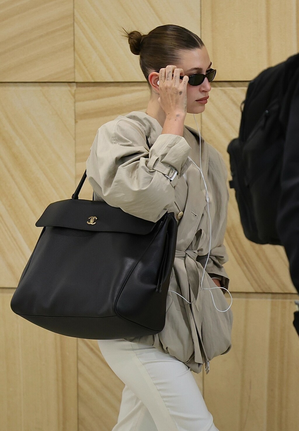 Hailey Bieber s novom torbom modne kuće Chanel