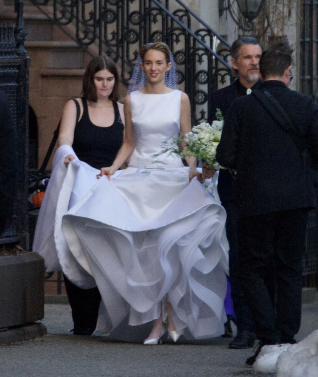 Maya Hawke prošetala se u vjenčanici s tatom Ethanom Hawkeom