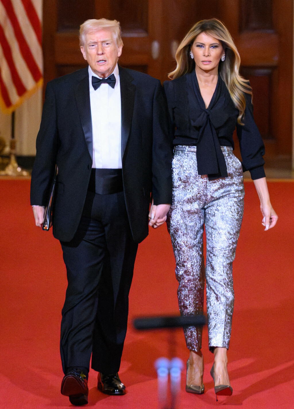 Melania Trump u srebrnim hlačama i crnoj bluzi s mašnom - 2