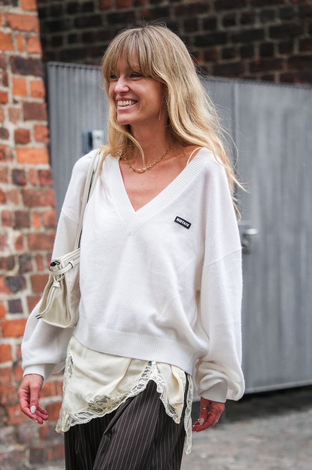 Odlično pristaju ravnoj, valovitoj, ali i kovrčavoj kosi jer prate prirodnu teksturu umjesto da je