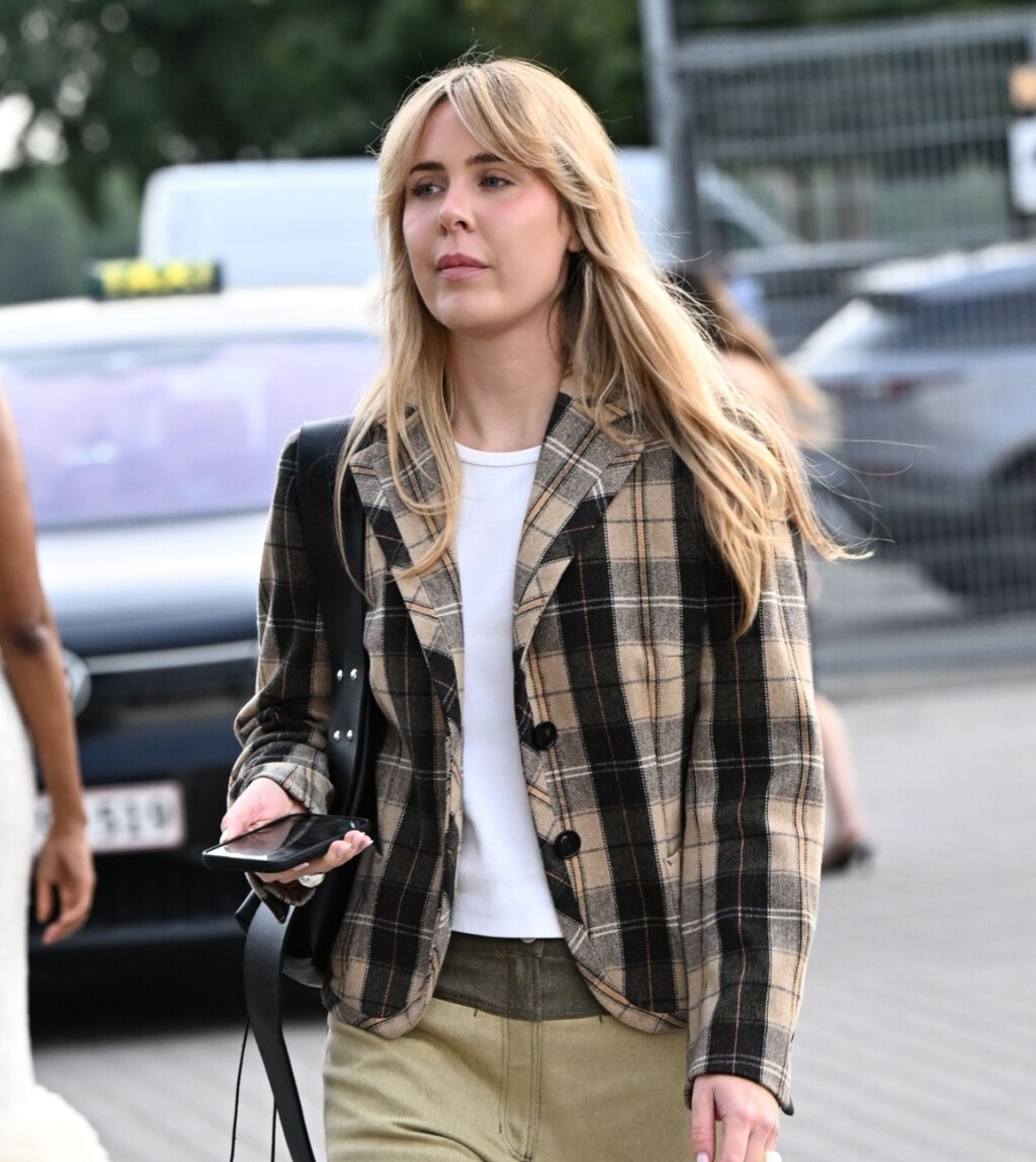 Mogu se nositi ravno, razdvojene po sredini ili lagano začešljane u stranu