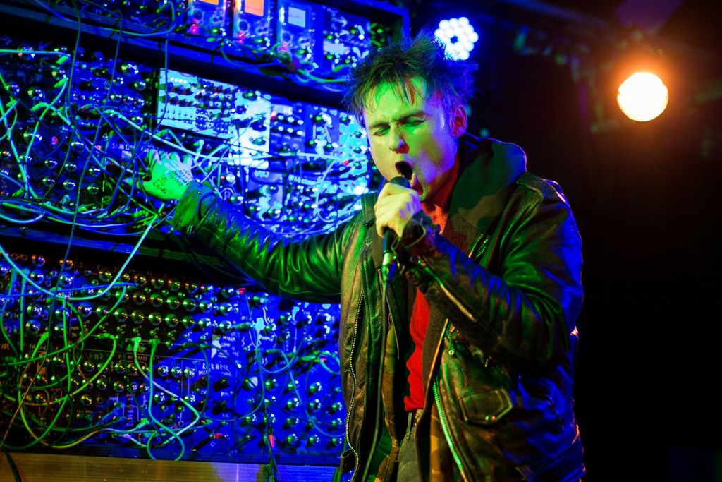 Sam Battle, Look Mum No Computer - 1