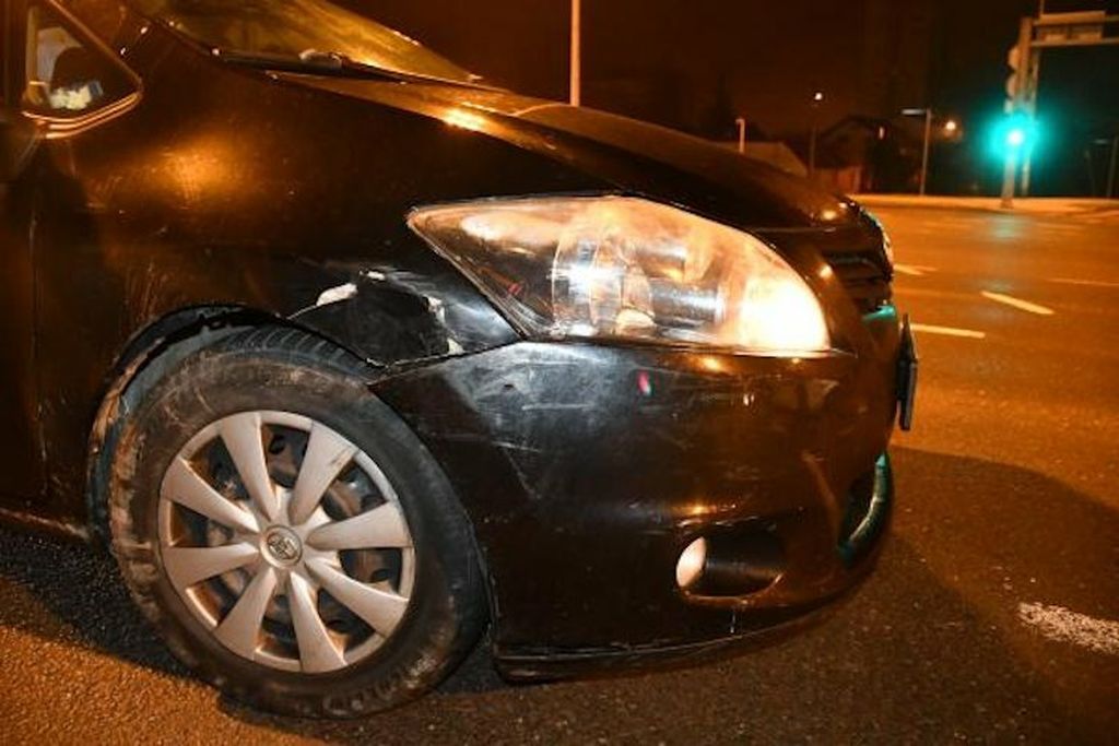 Divljao autom po Zagrebu pa se zabio u policijsko vozilo - 1