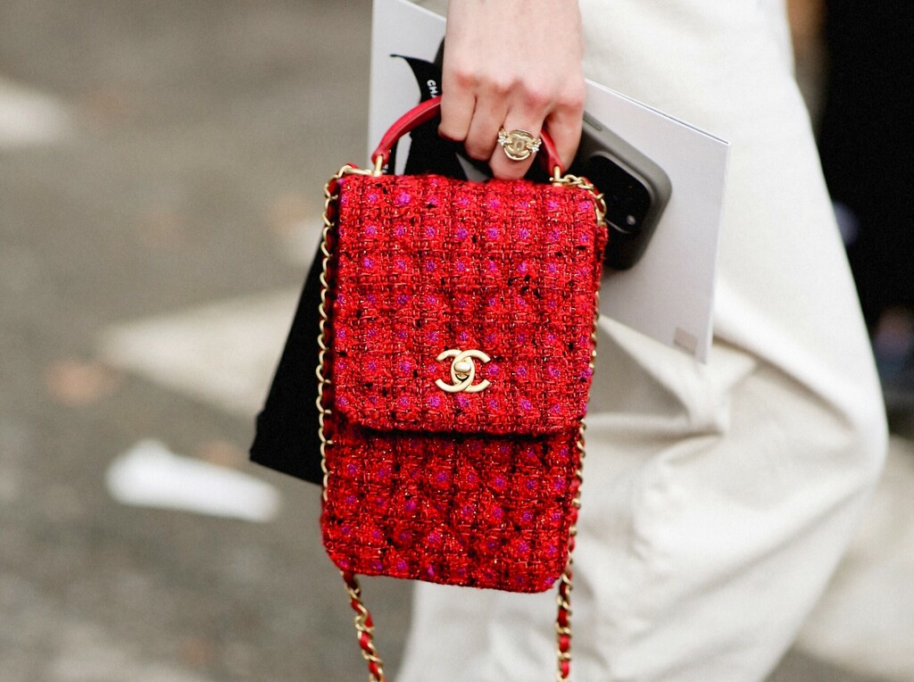 Jarka i vibrantna nijansa crvene boje jedan je od proljetnih trendova