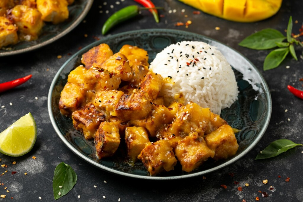 Hrskavi tofu s kuhanom rižom