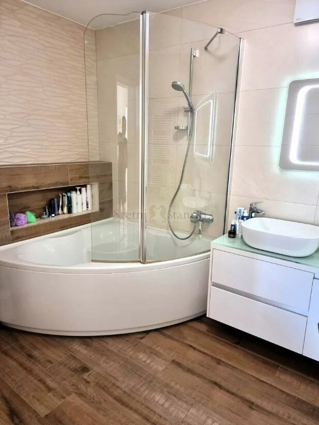 Luksuzan stan - pogled na Branimirovu - 4