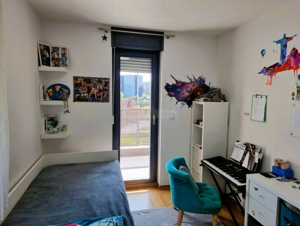 Luksuzan stan - pogled na Branimirovu - 4