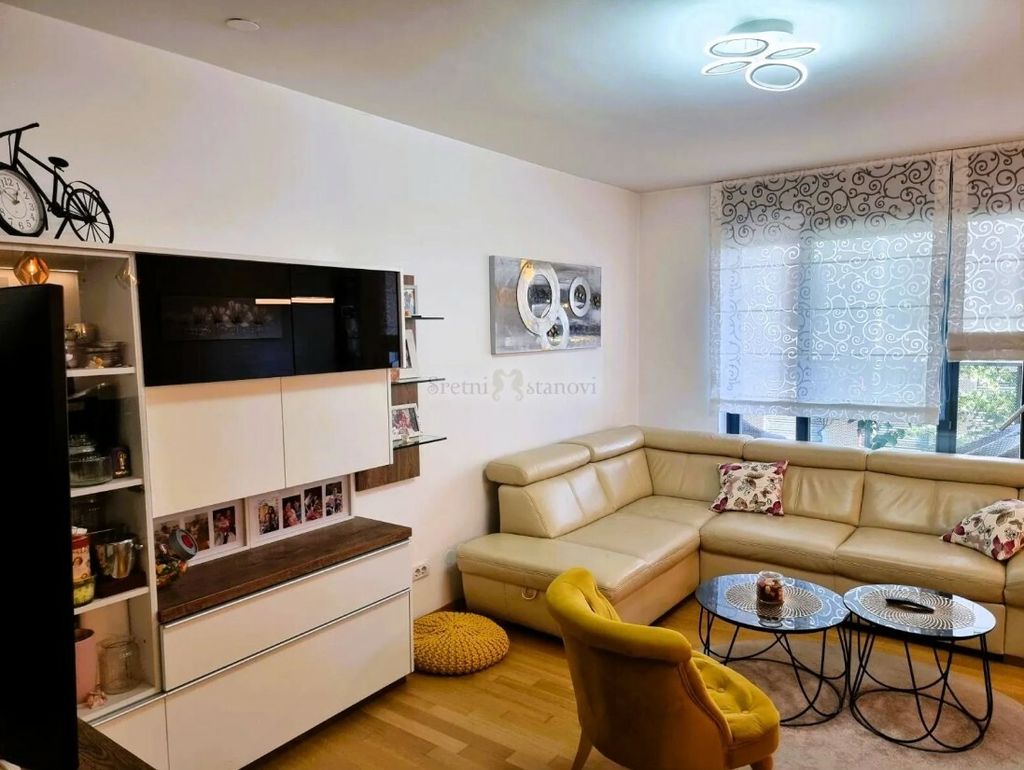 Luksuzan stan - pogled na Branimirovu - 4