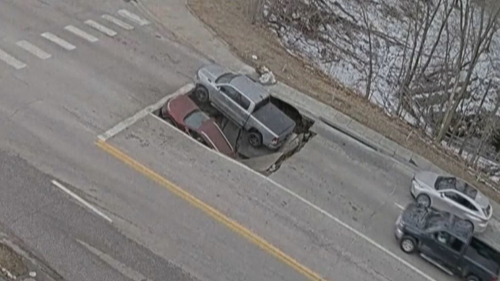 Rupa progutala dva automobila - 4