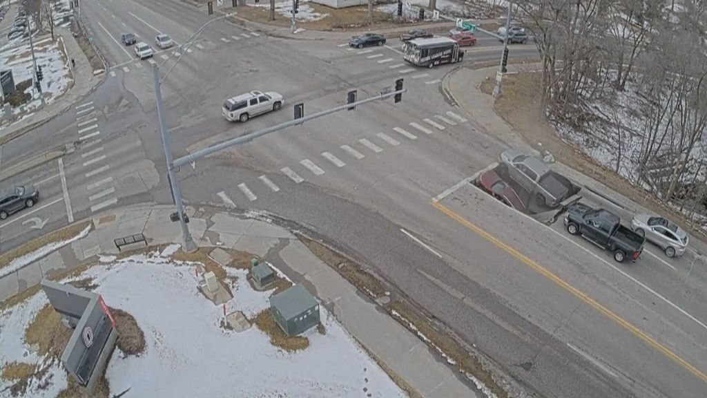 Rupa progutala dva automobila - 4