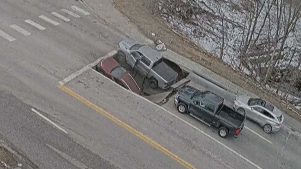 Rupa progutala dva automobila - 4