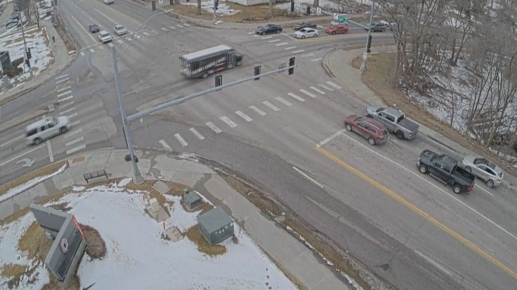 Rupa progutala dva automobila - 4