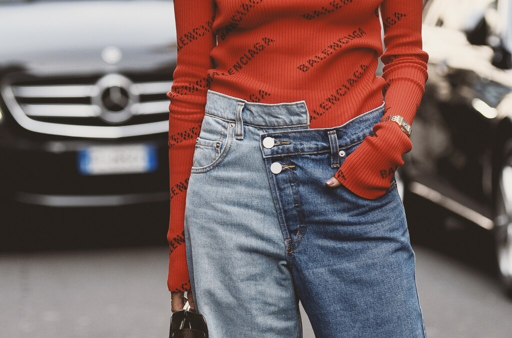 Topovi dugih rukava i traperice savršen su par