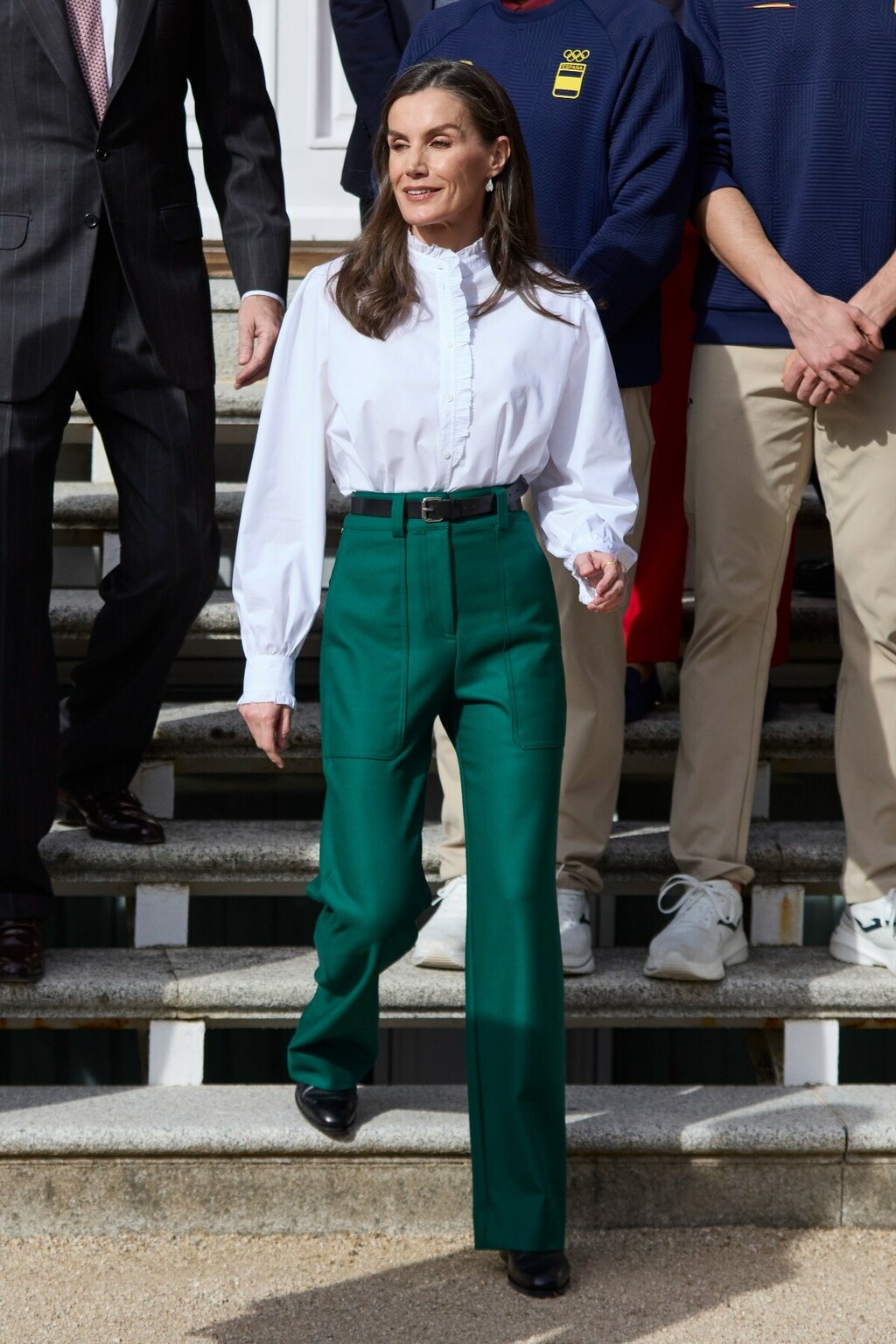 Kraljica Letizia u bijeloj košulji i zelenim hlačama - 4