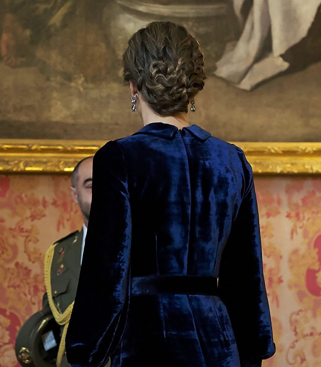 Letizia je za ovu prigodu kosu podigla u elegantnu punđu