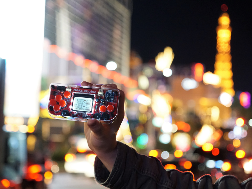 Albert Gajšak i MAKERbuino (Foto: Privatna arhiva)