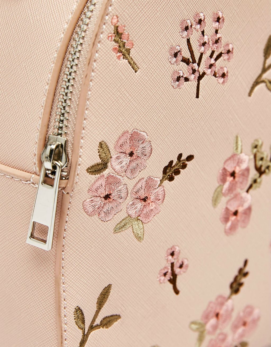 Slatki ruksak iz nove kolekcije u Bershki