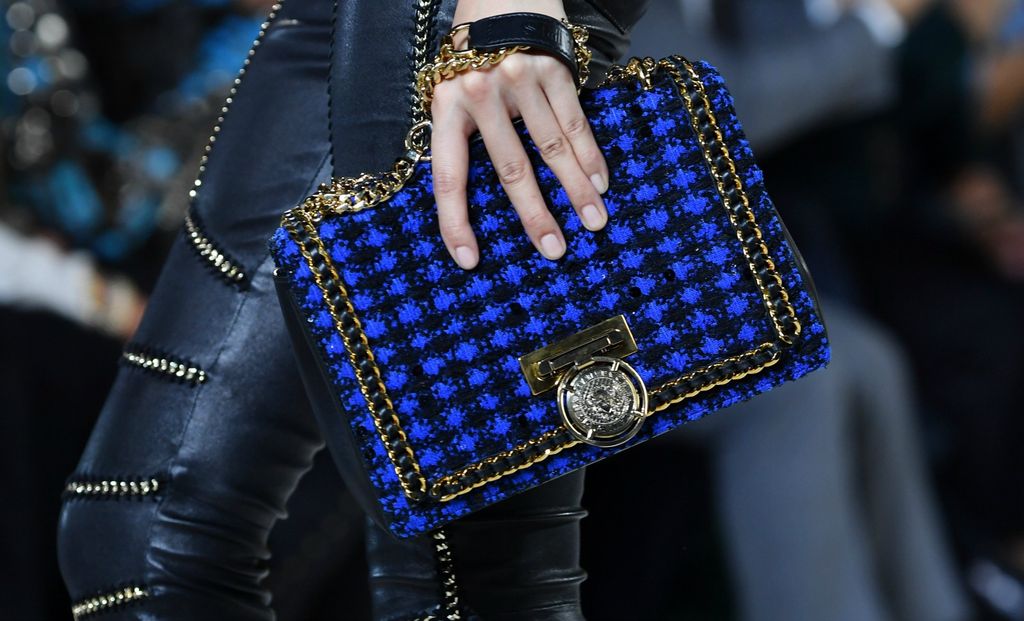 Torba modne kuće Balmain s upečatljivom teksturom