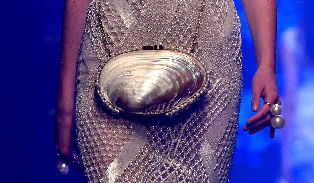 Torba u obliku školjke ukrašena bisernim perlama