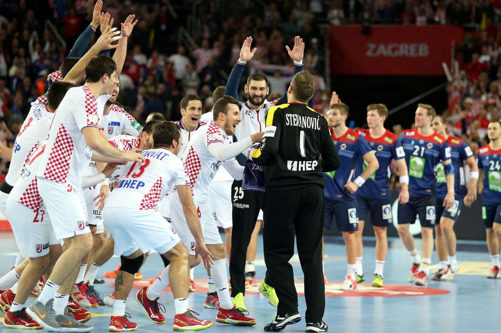 Ivan Stevanović okružen suigračima (Photo: Dalibor Urukalovic/PIXSELL)