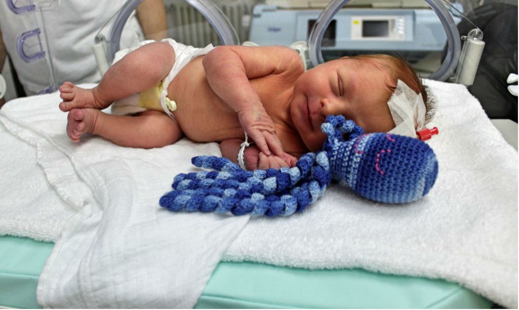 Opća bolnica Virovitica je među prvima u Hrvatskoj koja bebama nudi hobotnicu za smirenje i utjehu