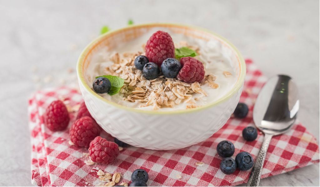 Jogurt s borovnicama, kupinama i zobenim pahuljicama dobar je izbor za doručak