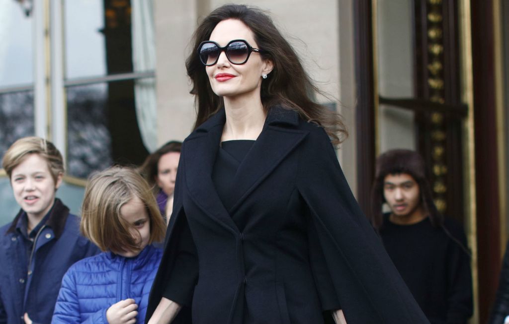 Angelina Jolie sa svoje šestero djece posjetila je muzej Louvre u Parizu - 3