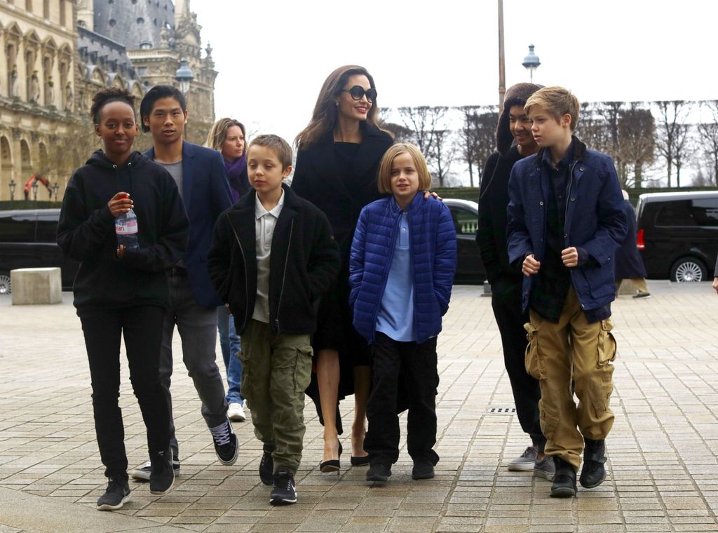 Angelina Jolie sa svoje šestero djece posjetila je muzej Louvre u Parizu