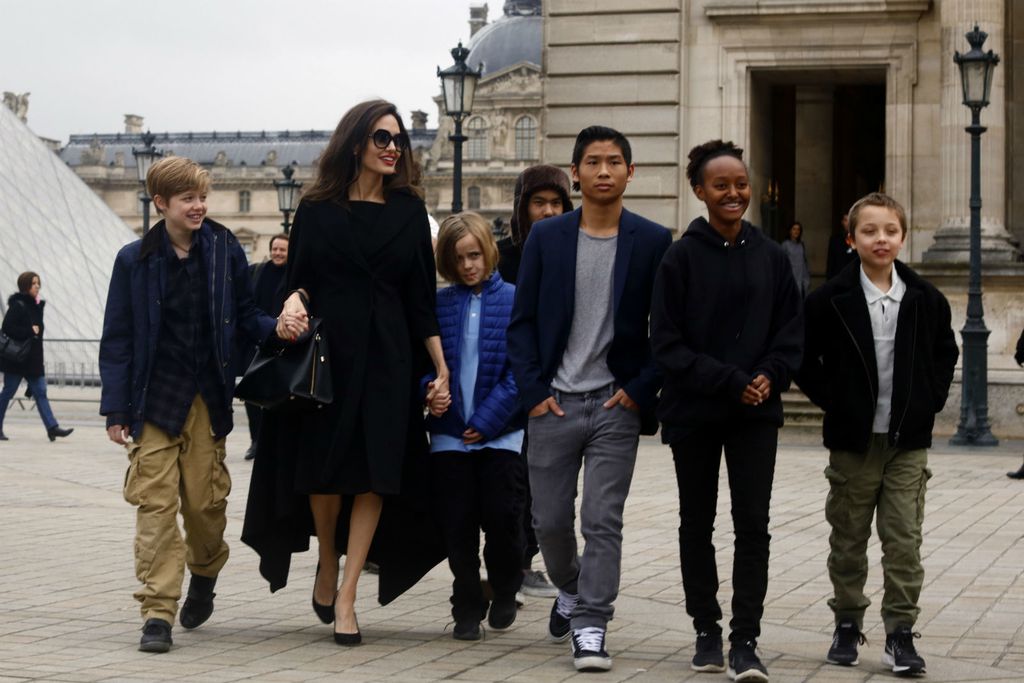 Angelina Jolie sa svoje šestero djece posjetila je muzej Louvre u Parizu - 9