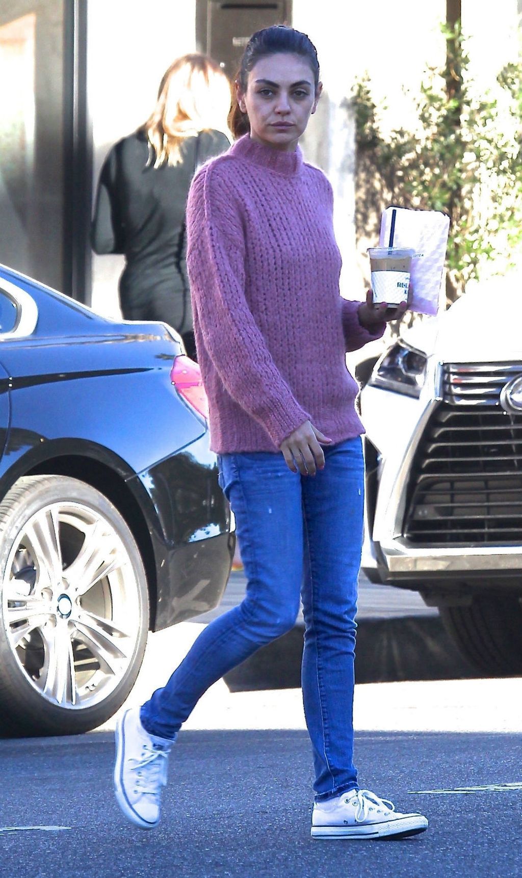 Mila Kunis u kultnim tenisicama Converse