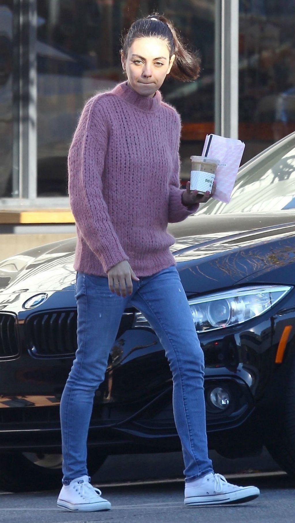 Mila Kunis u kultnim tenisicama - 2