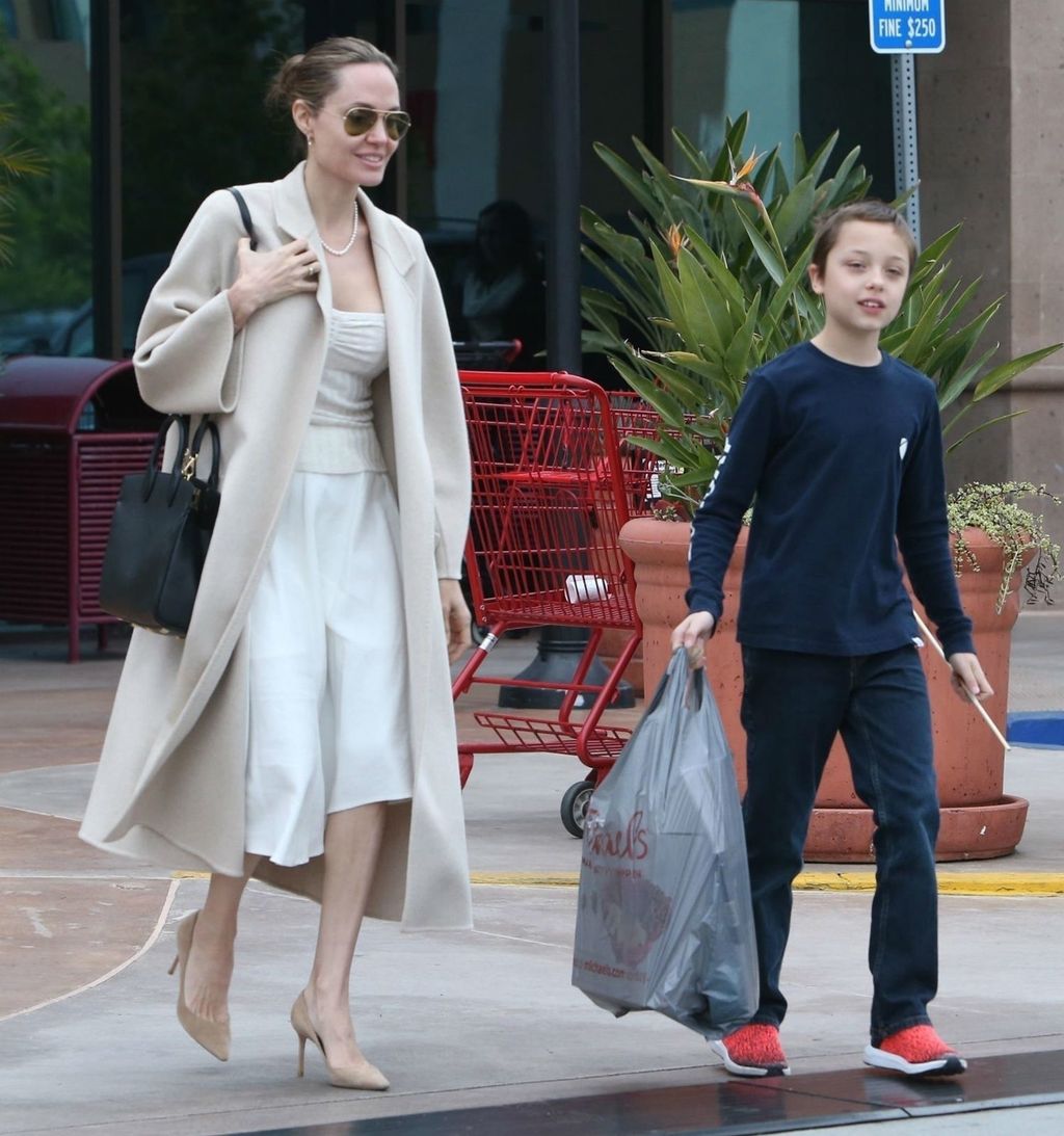 Angelina Jolie u bijeloj i bež odjevnoj kombinaciji - 2