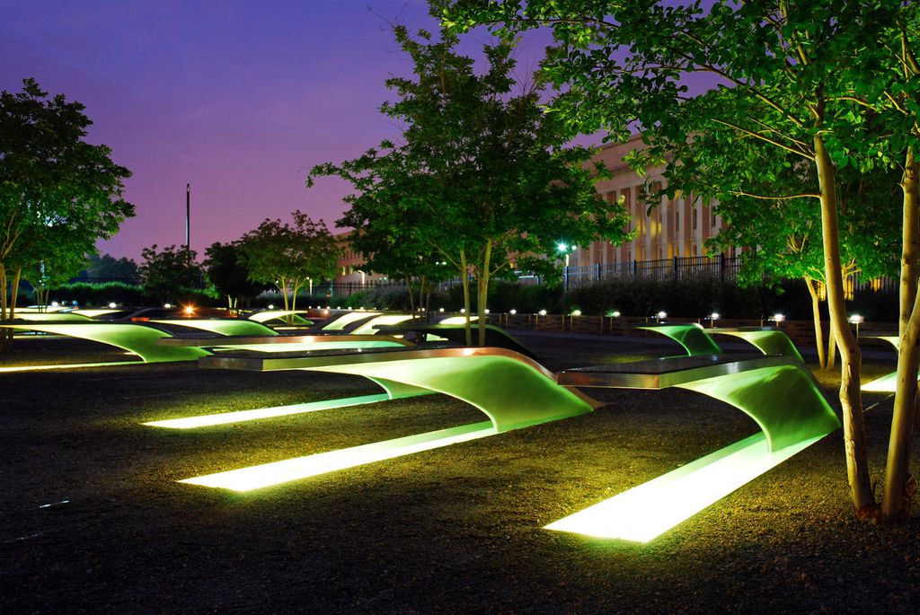 Osvjetljene klupe dio su spomenika žrtvama terorističkog napada na Pentagon