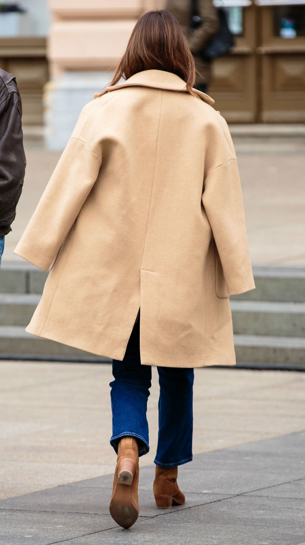 Street style beauty blogerice i vizažistice Ivane Stanić u bež kaputu