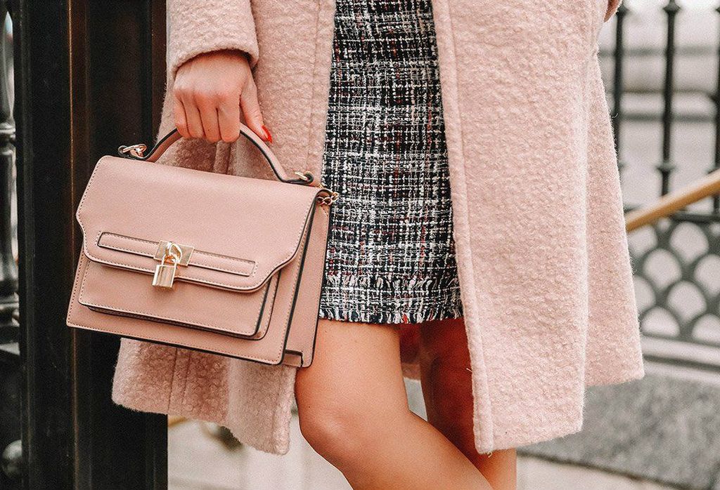 Pojedini modni dodaci poput mini torbica s ručkom odjevnoj kombinaciji daju dašak otmjenosti