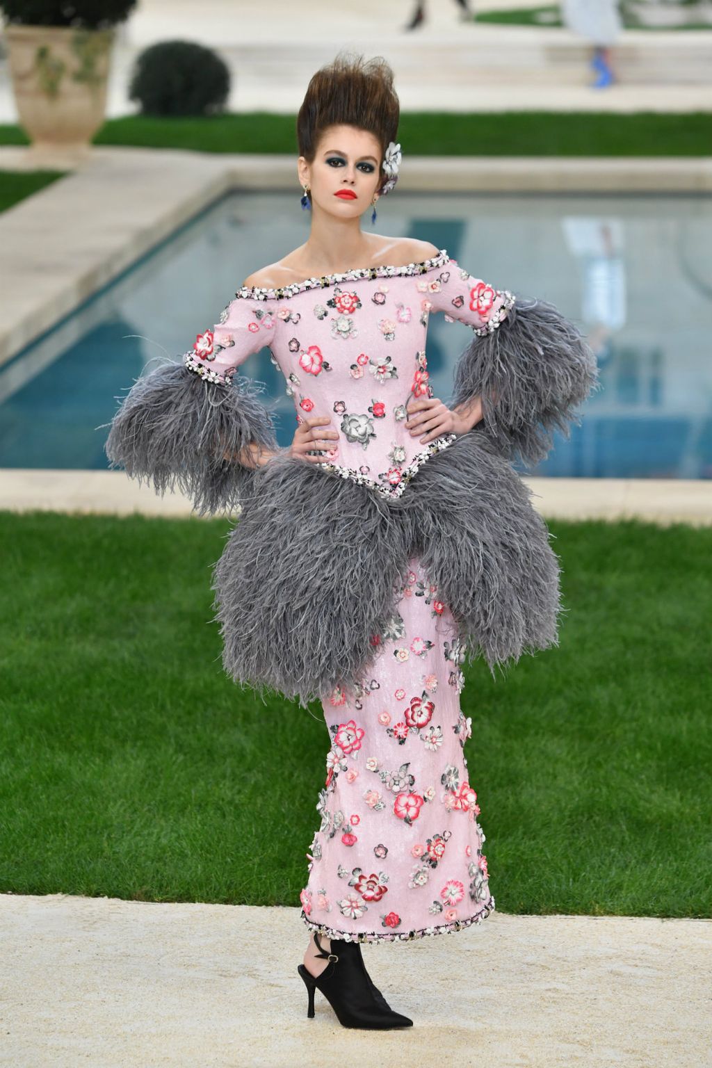 Kaia Gerber u glamuroznoj kreaciji Karla Lagerfelda
