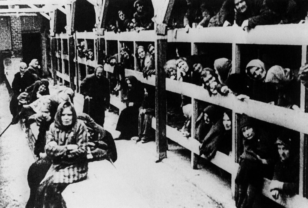 Zatvorenice logora u barakama nakon oslobođenja Auschwitza